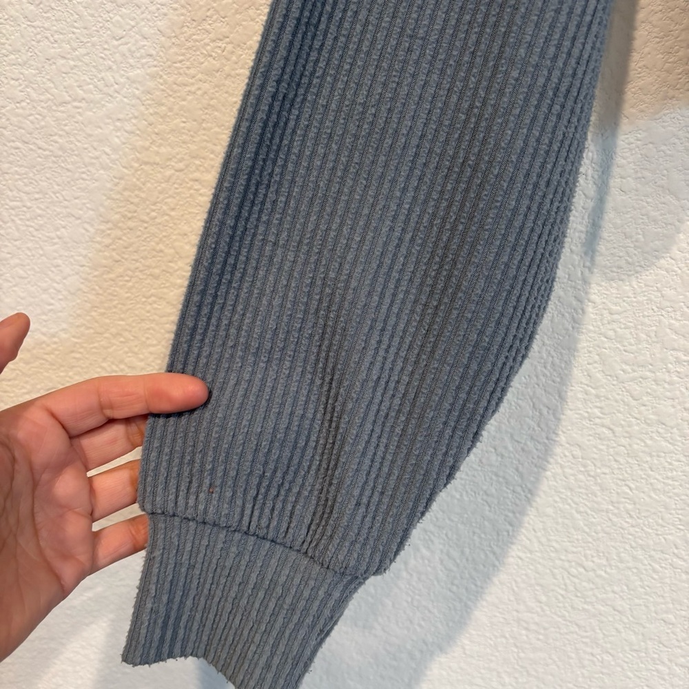 Cropped Ribbed Hoodie Sweater - Gray - Picture 4 of 9